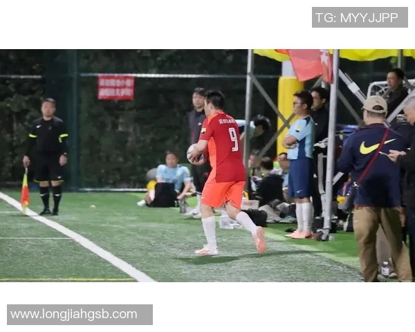 足球明星们在赛场上的帅气瞬间与精彩表现的完美结合