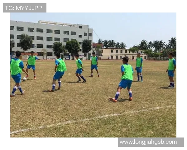 年轻帅哥足球明星风采尽显青春魅力与运动激情的精彩瞬间